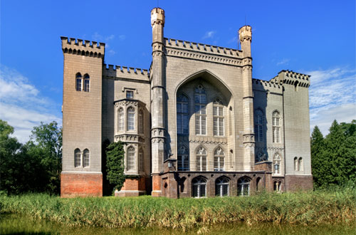 Frontowe zdjęcie zamku Kórnik