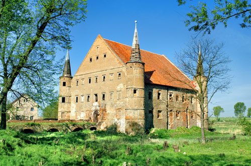 Frontowe zdjęcie zamku Piotrowice Świdnickie