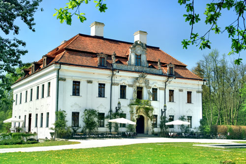 Frontowe zdjęcie zamku Krasków