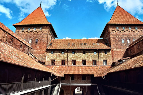 Frontowe zdjęcie zamku Nidzica
